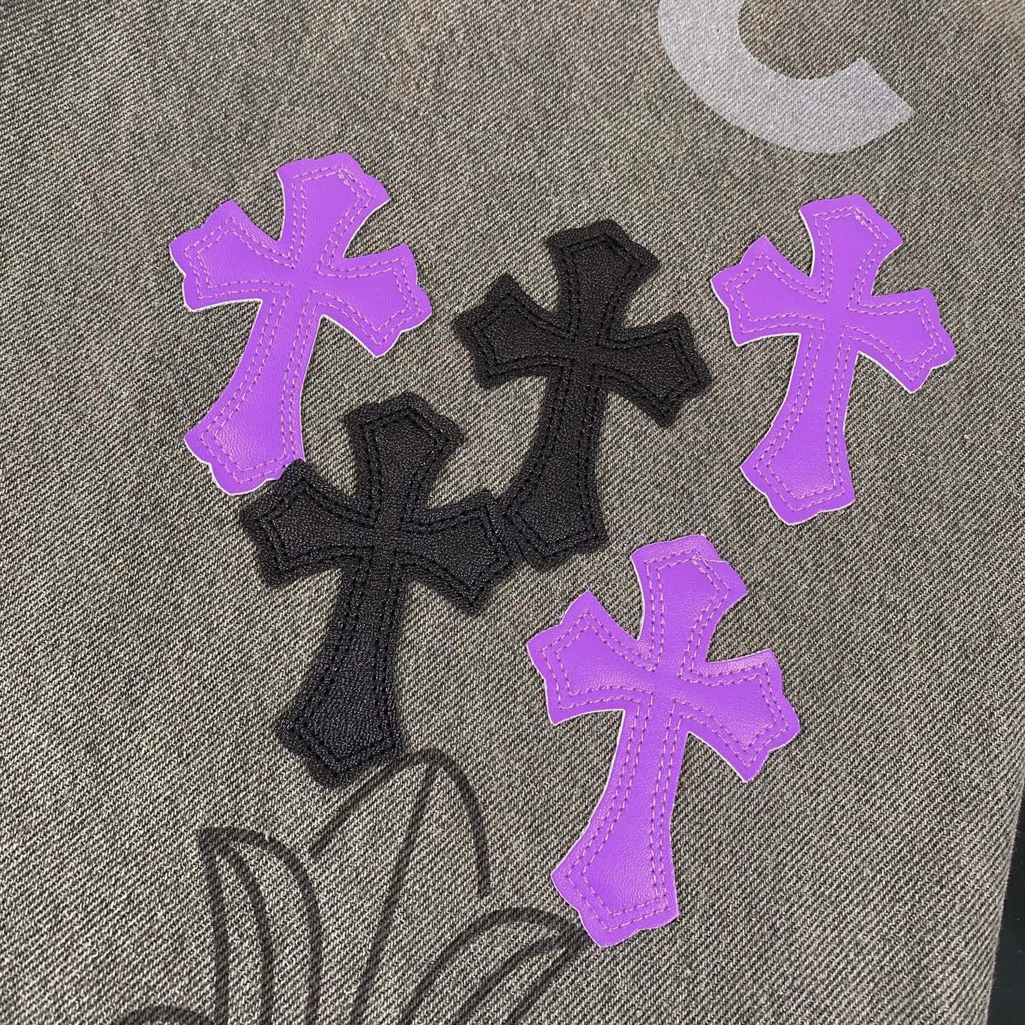 🅿️280 Chrome Hearts 24SS official website limited purple cow spray-painted graffiti patchwork leather jeans!  🛍️As an Online limited edition, it attracted a lot of attention as soon as it debuted. The black and purple cross-stitched leather design brings a cool and mysterious atmosphere, and every stitching shows a unique taste. The limited edition graffiti spray painting is casual and bold, just like wearing street art on your body, and you will never miss it when walking on the road.  Straight and loose fit, suitable for various body shapes, casual and cool online. Genderless design, both boys and girls can easily control it, easily create a super trendy feeling, and directly maximize the fashion expression!  Black and gray color 🔘, low-key but with hidden edge, perfect for versatility, whether paired with a simple white T-shirt or a personalized printed top, it can make you the focus of the street.  Size covers M-XXL (corresponding to sizes 30-36)